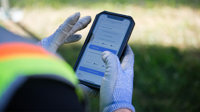 Construction worker using SafetyCulture software on their phone for assessments